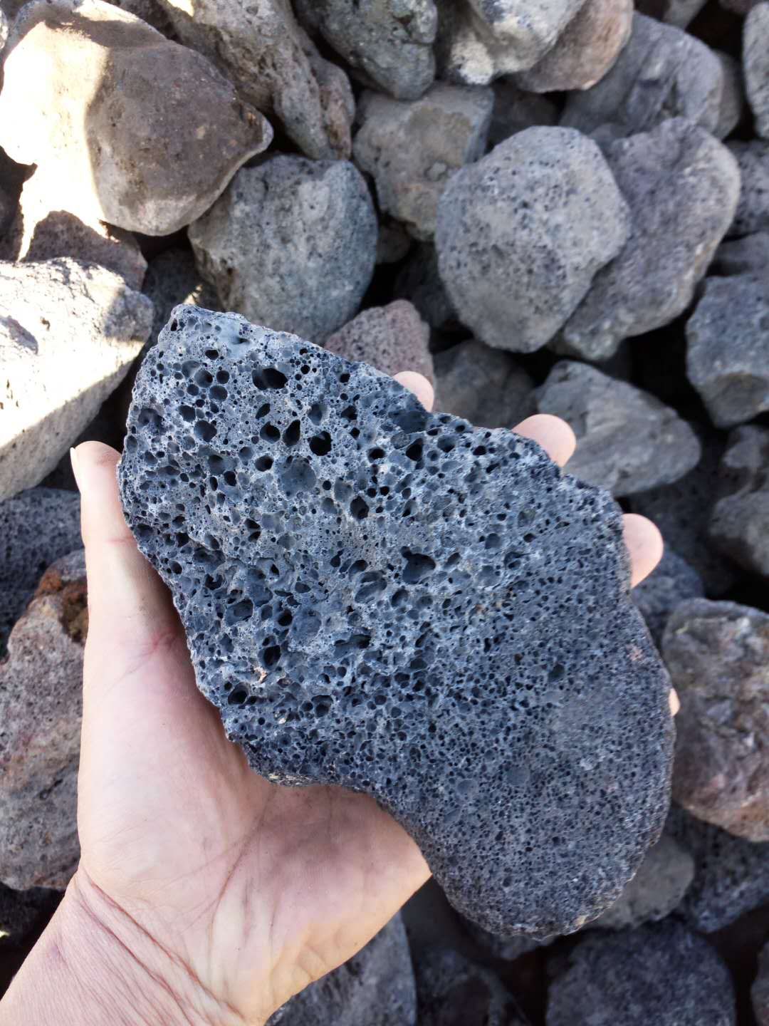 日本火山喷发，出现了神秘的石头（火山浮石）