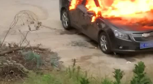 江西抚州一私家车突然自燃 这是什么原因？（高温起火）