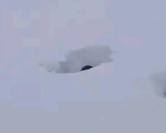 新疆暴雪1米8小伙跳雪没过头顶这就是北方吗？（北方大雪）