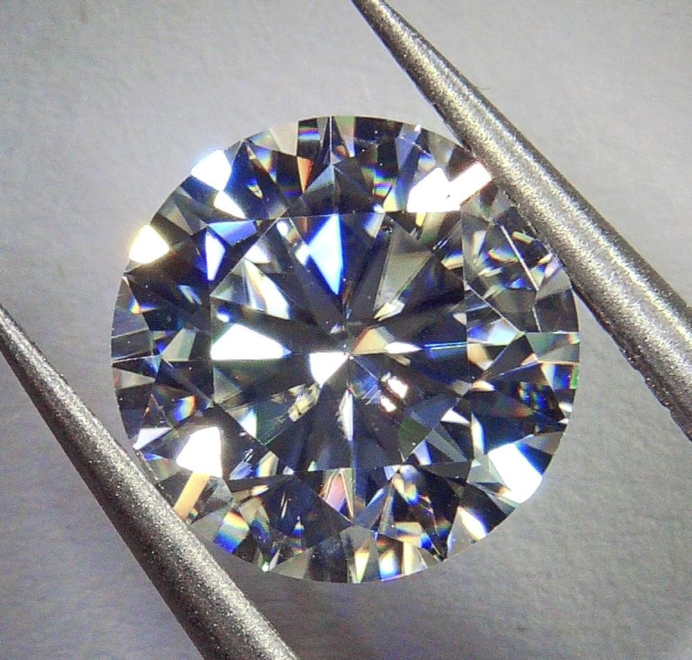 人造钻石和天然钻石差别很小，会不会选择人造钻石？（人造钻石）