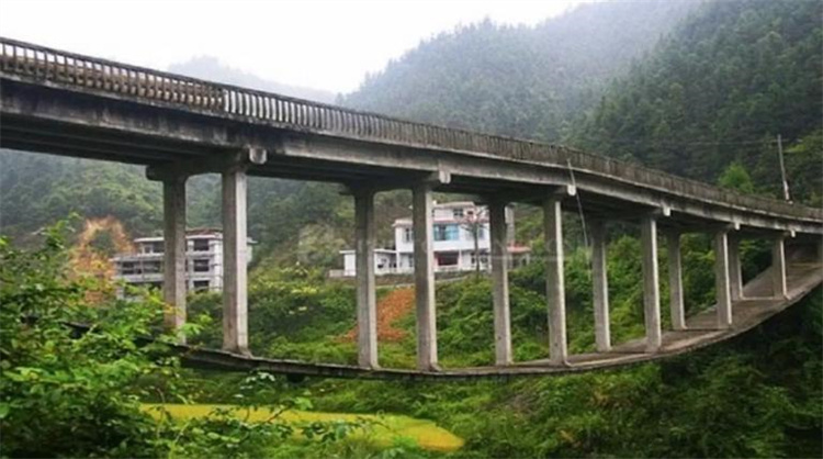 重庆峡谷出现纸片桥 胆子大的人都不敢走（特殊桥梁）