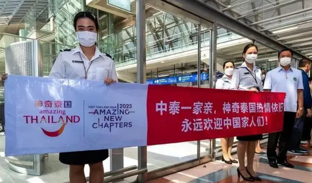 韩国把中国游客当“囚犯” 看看泰国怎么做的？（迎接游客）