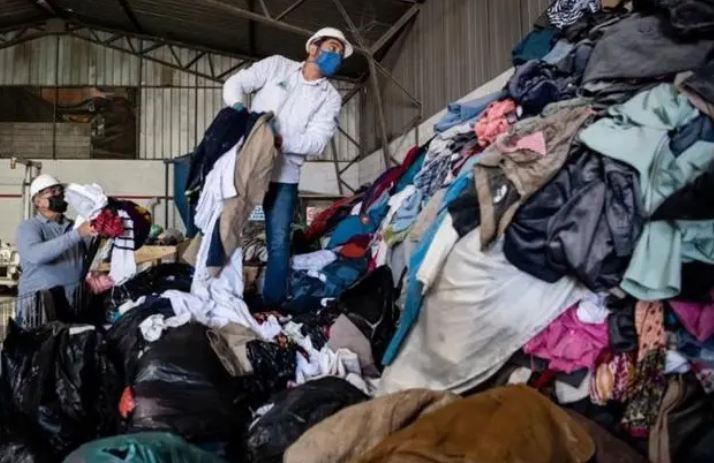 每年往沙漠扔4万吨旧衣服 为啥有人这么做？（扔垃圾）