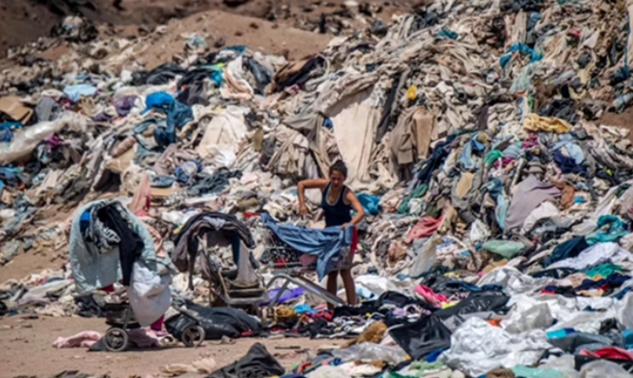每年往沙漠扔4万吨旧衣服 为啥有人这么做？（扔垃圾）