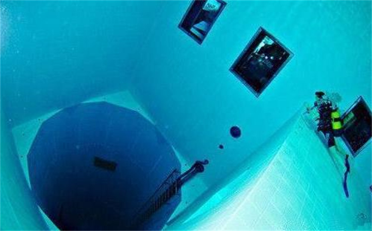 全球最深的游泳池 深海恐惧症患者表示害怕（超级游泳池）