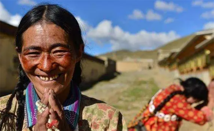 西藏当地人对你吐舌头 到底是什么意思？（西藏习俗）