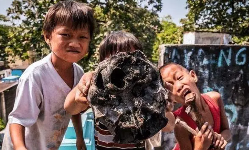 菲律宾的活死人区域 小孩子拿骨头当玩具（活死人区）
