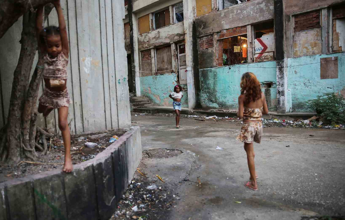 巴西贫民窟的现状 居然有着满大街的比基尼美女（贫民生活）