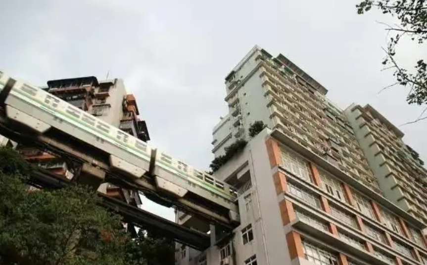 重庆的轻轨从居民楼穿过 居民会不会觉得吵？（魔幻城市）