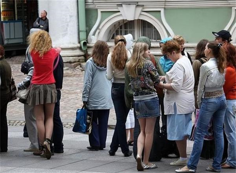 俄罗斯可以来到零下70度 为啥美女还要穿裙子？（俄国美女）