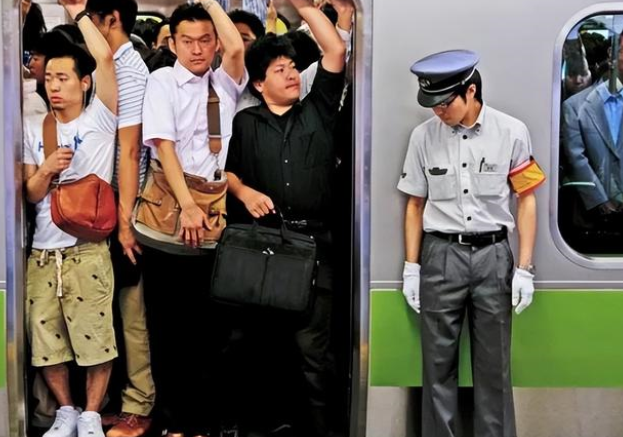 日本地铁成为女性噩梦 咸猪手从没断过（日本地铁）