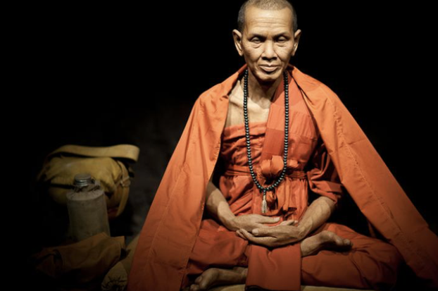 泰国的僧人在油锅里面打坐 为啥网友都说自己也可以（泰国骗局）