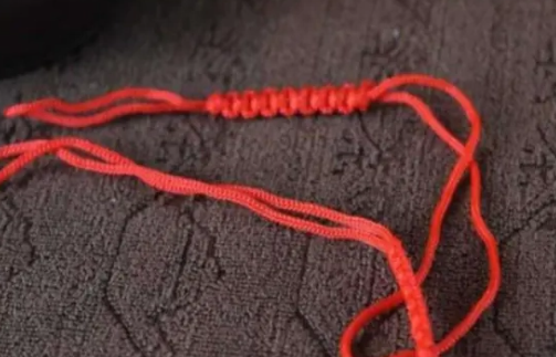 外地人住在蒙古包里 一条红绳是做什么用？（蒙古规则）
