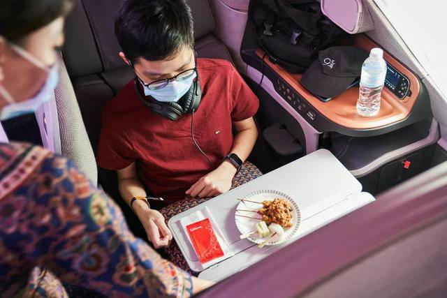 飞机上的餐饮免费 乘客总是要空间怎么办？（飞机盒饭）