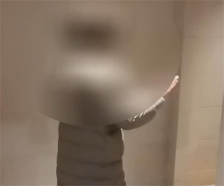 女子在酒店浴室里洗澡 居然被陌生男子闯入（酒店安全）