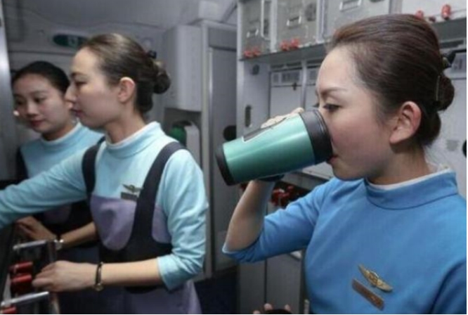 空姐为啥不喝飞机上的水 背后的原因让你震惊（飞机饮用水）