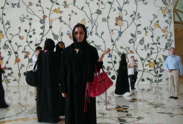 在迪拜遇到穿着黑袍的女性 为啥不能接触？（迪拜风俗）