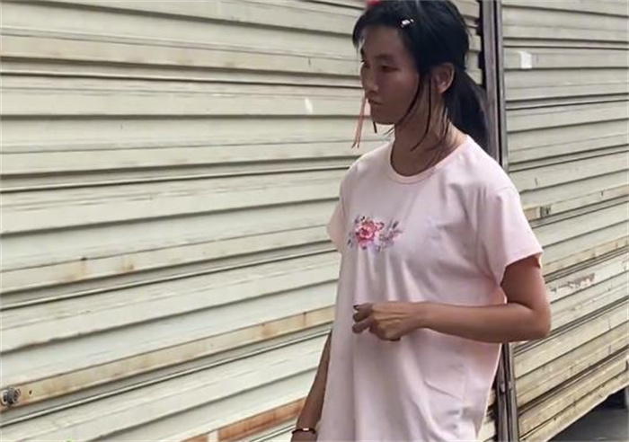 90后女孩儿变成神经病 原因在他的后妈(虐待孩子)