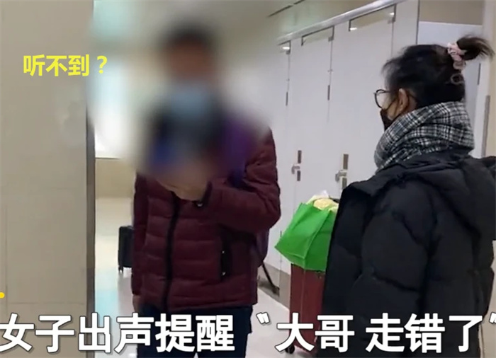 男子伪装后进入女厕所 被人发现慌忙逃窜(变态行为)