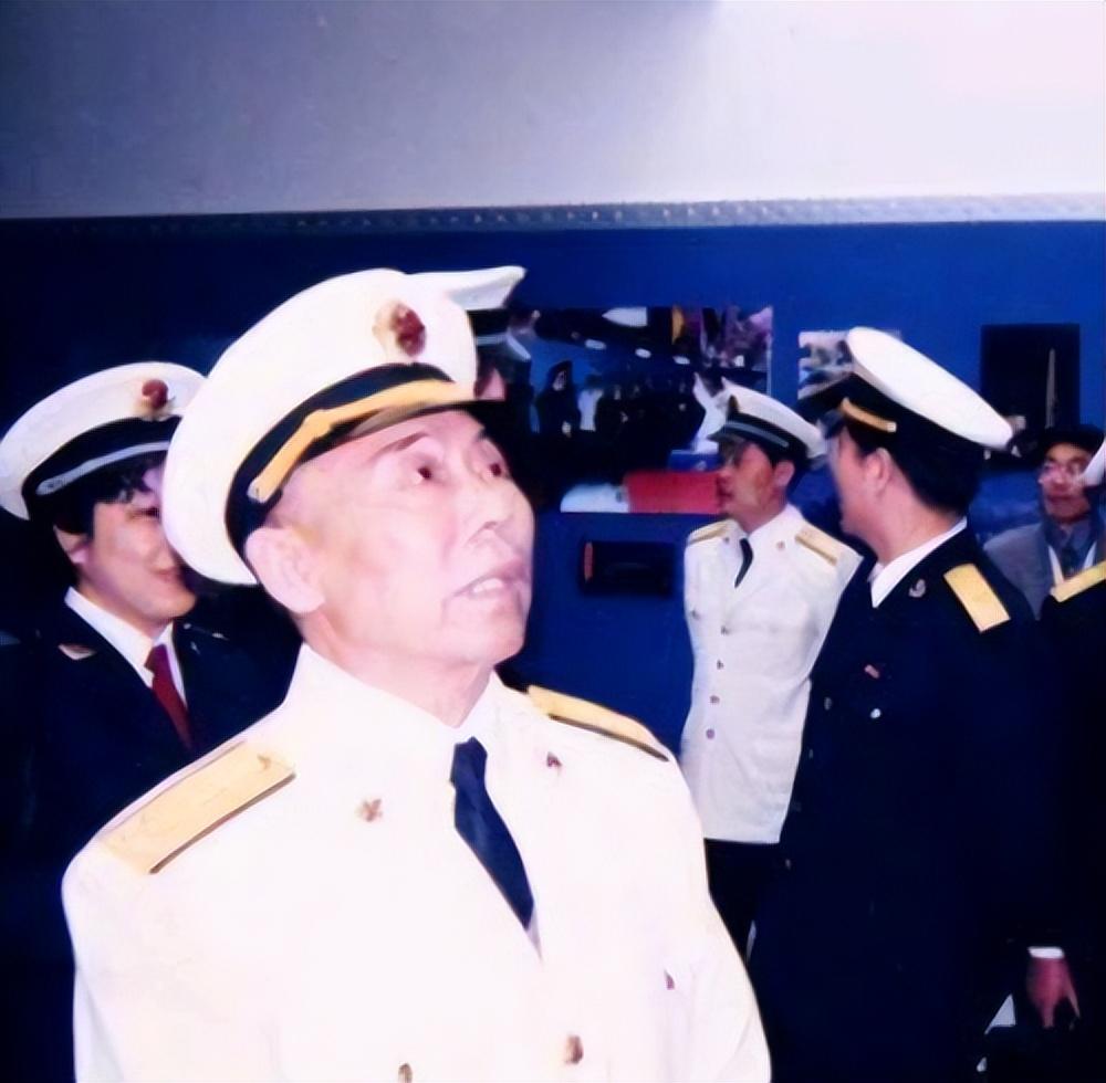 1988年海军司令张连忠视察山东供应站，站上秤后大怒：撤掉站长
