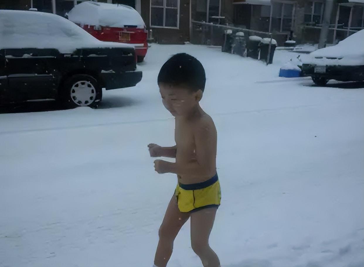 2012年，被父亲逼迫零下13度裸跑的4岁小男孩，如今成就惊艳四方