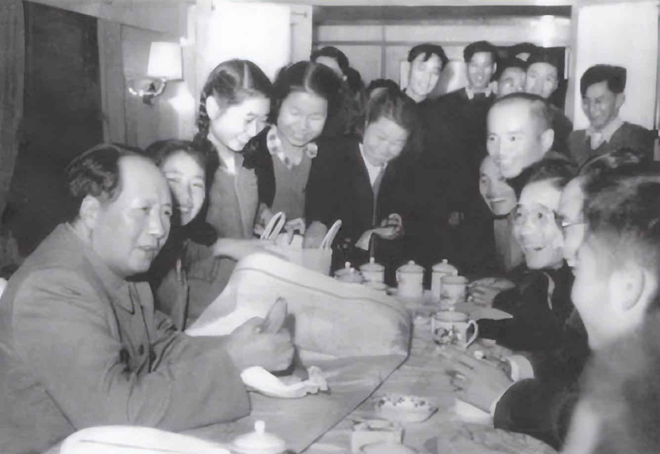 1949年毛主席逛香山时，突然发现11字标语，脸色一沉：快给我涂掉