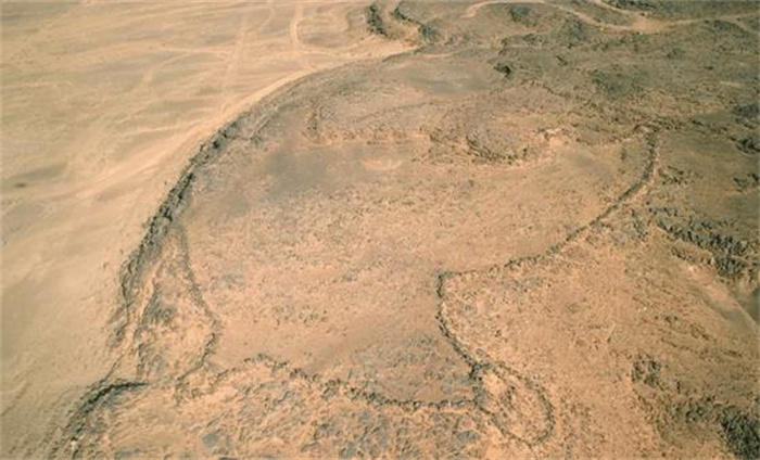 专家发现9000年前的巨型陷阱,在石器时代人类就掌握了几何学
