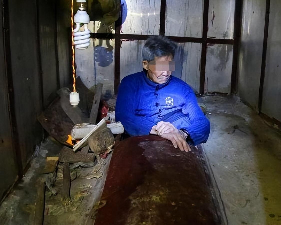 96岁老人用14年花26万修建“活人墓”，晚上睡棺材，白天行医救人