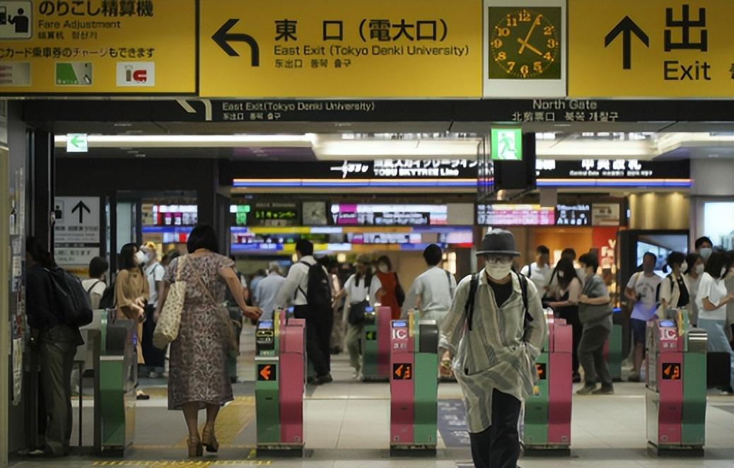 东京地铁恐袭事件：2021年男子为获得死刑，假扮小丑地铁纵火砍人