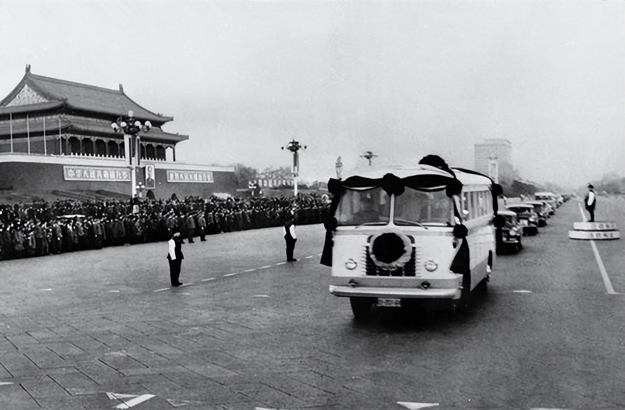 76年周总理去世后，汪东兴打来电话，负责人大胆决定：追悼会延迟