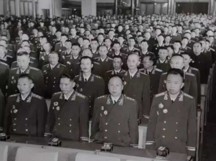 1956年副军长拒绝军衔，被彭老总追着打：你连毛主席的话也不听了