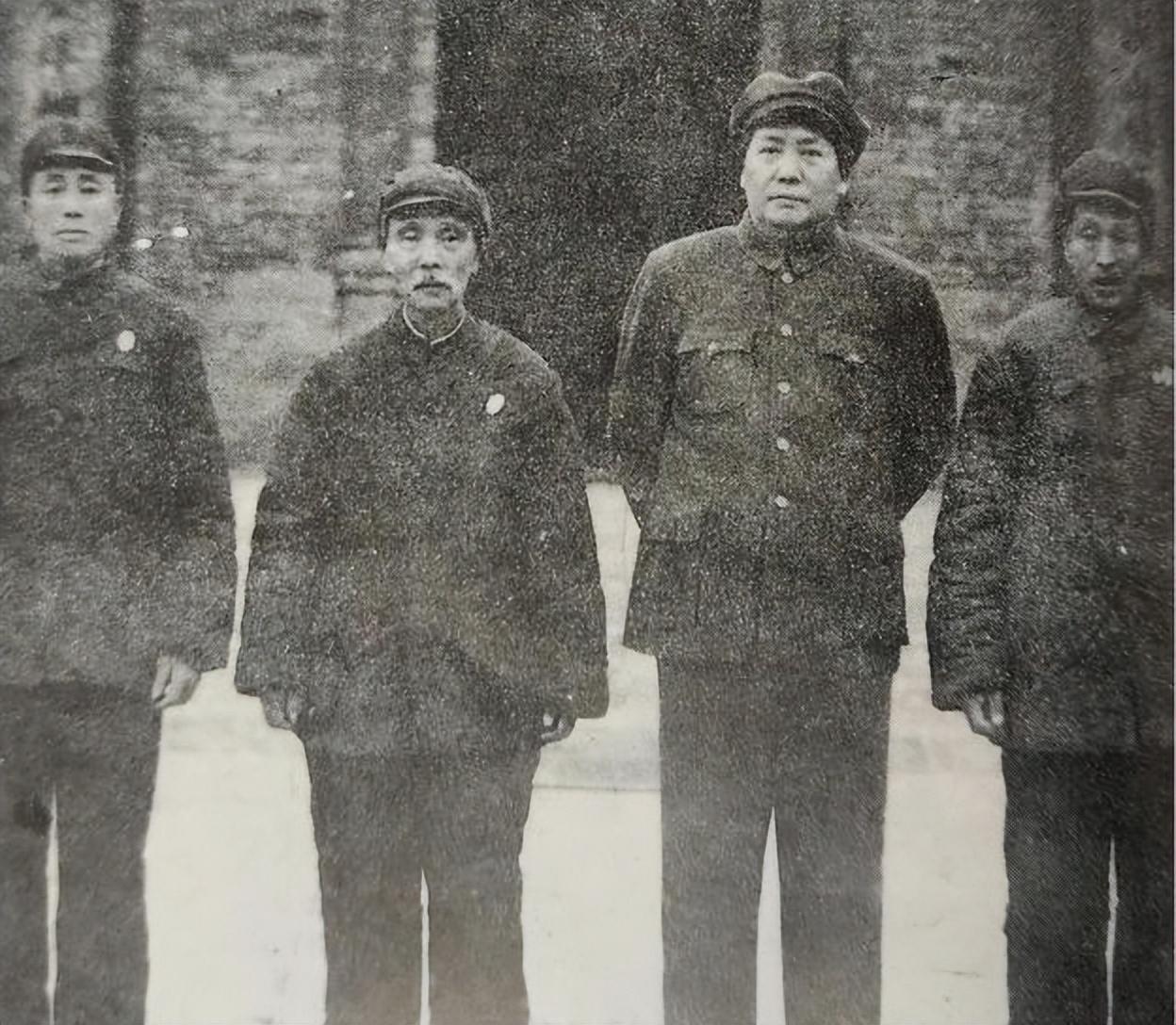 1953年毛月秋上京，与主席谈到老屋的门匾，主席摆手：不妥，换掉