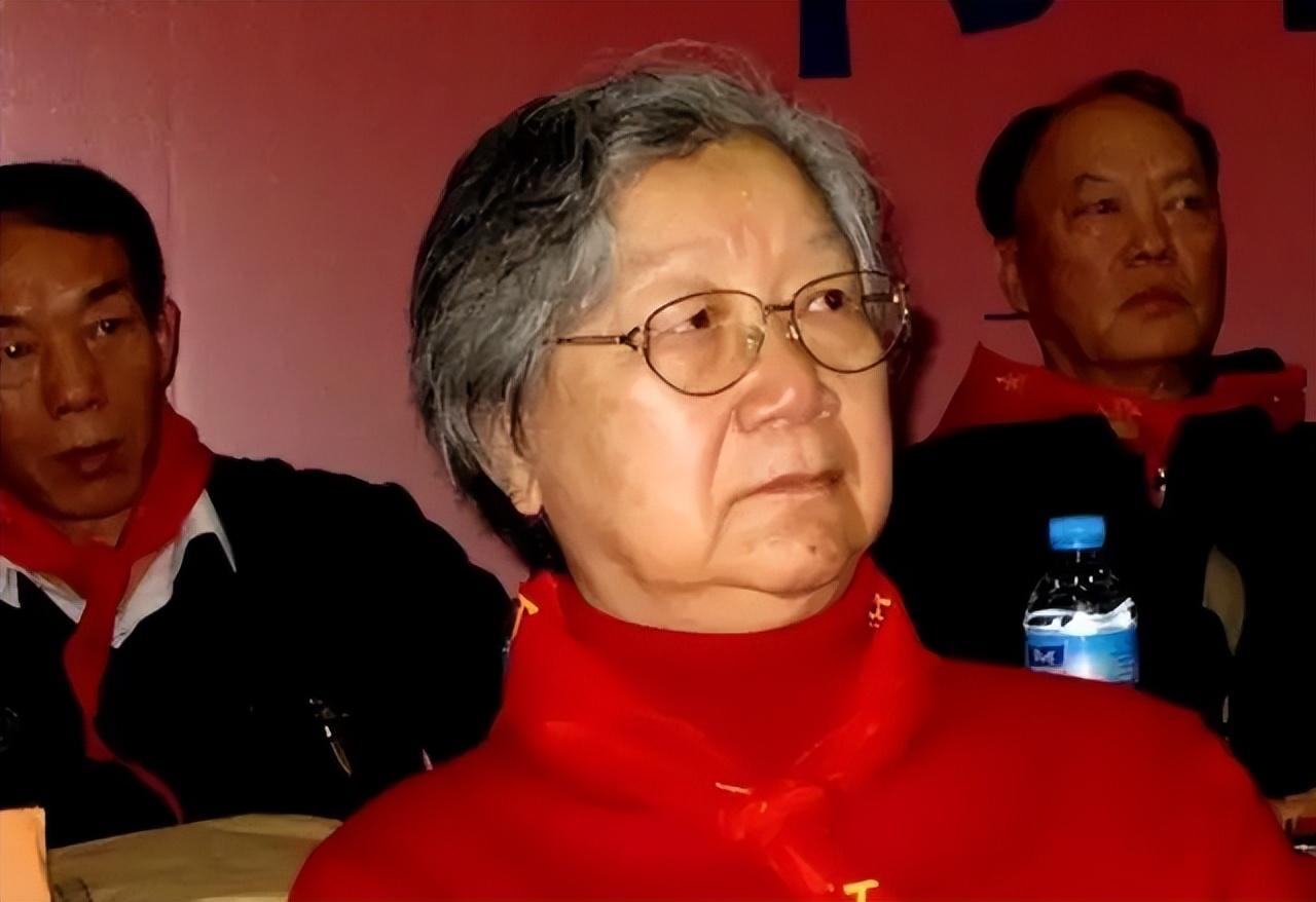 53年刘思齐得知毛岸英牺牲大哭，毛主席站起来，给了她3颗安眠药