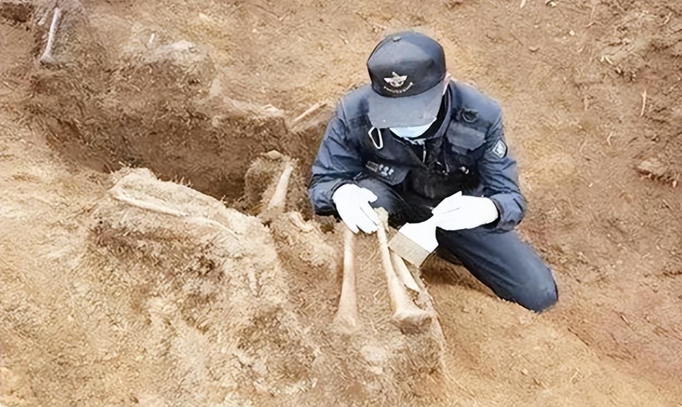 2014年河南一石壁内发现遗骨，保持射击姿势，当地领导：严格保密
