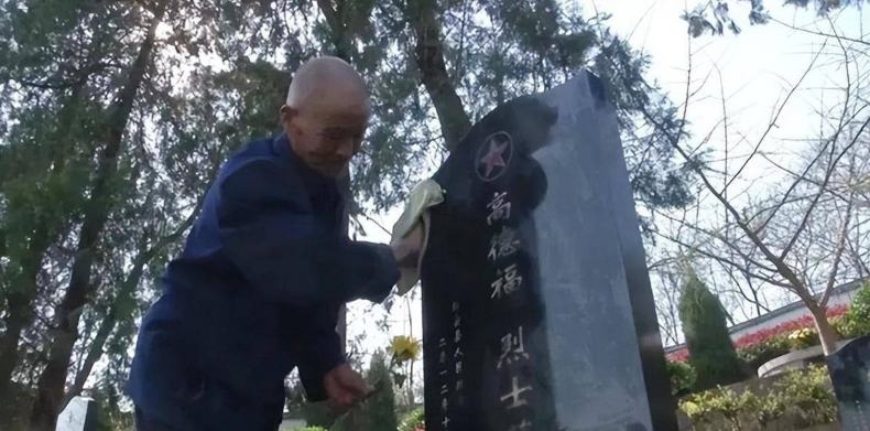 94年岳父与女婿闲聊，提起埋在村里的烈士，女婿吃惊：那是我爷爷