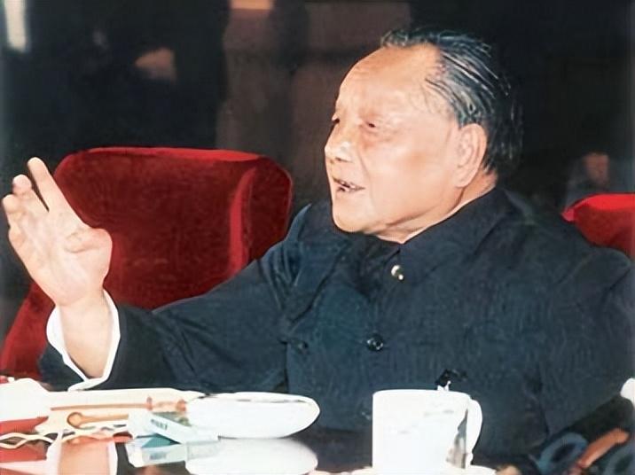 88年邓小平准备恢复军衔制，众人顾虑重重，邓公：骂名我担