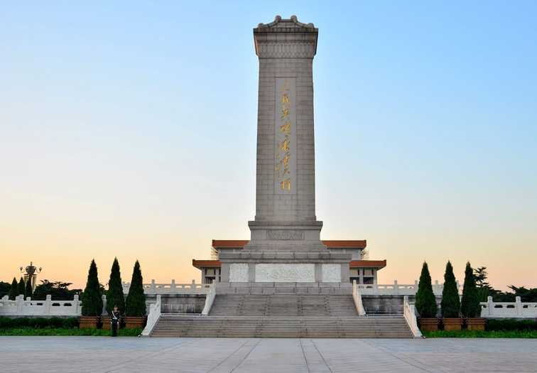 1952年建造人民英雄纪念碑，陈毅视察发现浮雕不对劲：快去叫陈赓