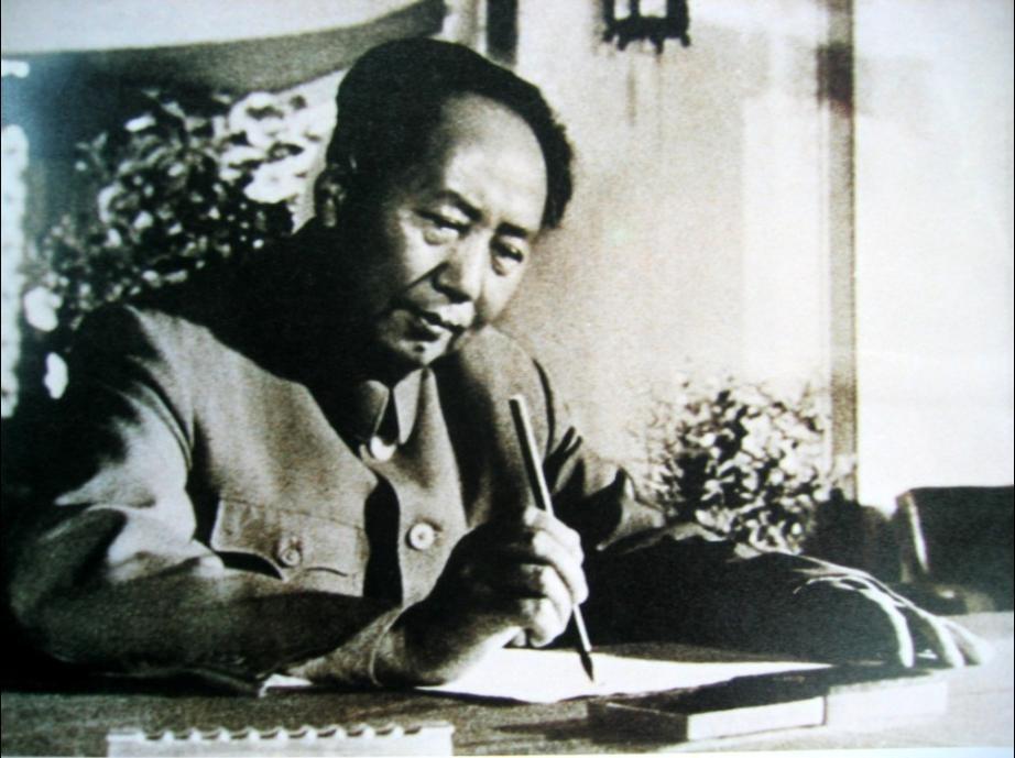 1952年建造人民英雄纪念碑，陈毅视察发现浮雕不对劲：快去叫陈赓