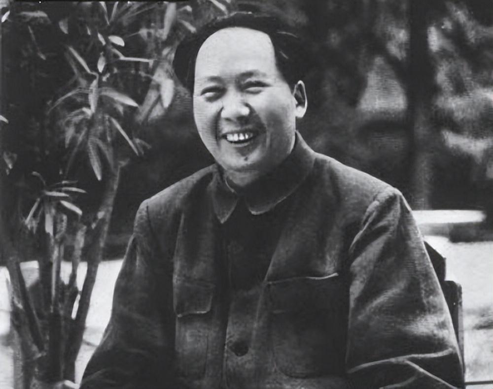76年毛主席发表2篇诗词，周恩来听后会心一笑，邓小平却陷入沉思