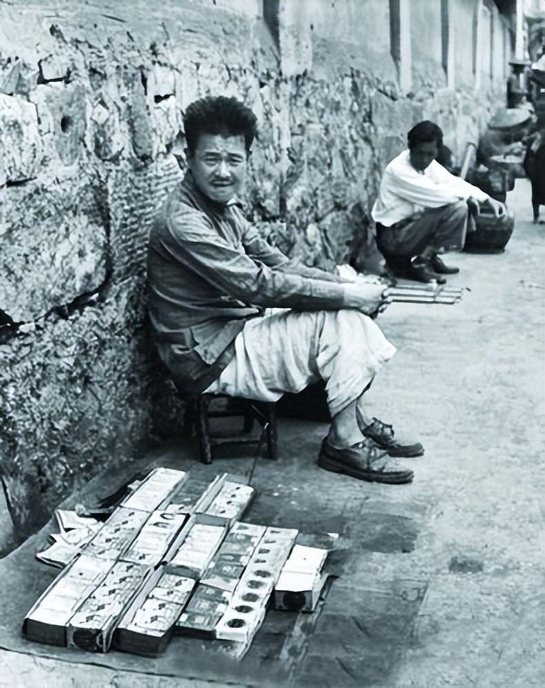 50年肖华奉调北京，在车上瞥见香烟小贩：这不是杀害黄骅的凶手吗