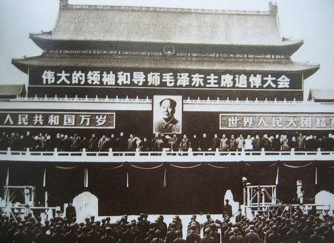 1976年毛主席去世，杨振宁在美国说出12字评价，字字精准催人泪下