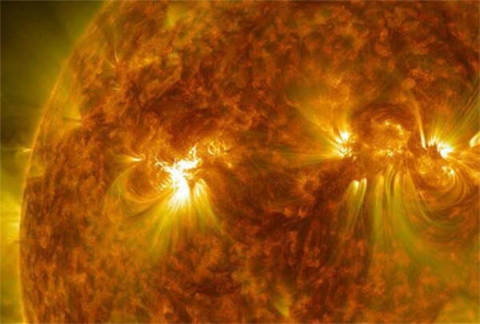 韦伯望远镜发现宇宙初期的“天体怪物” 比太阳大一万倍的超巨星