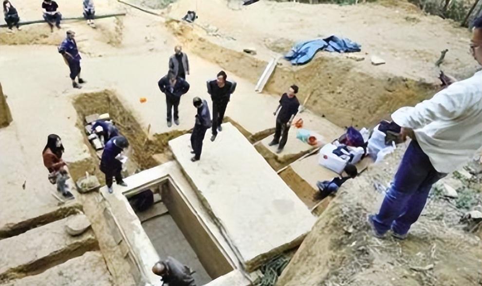 2011年浙江挖出古墓，楠木棺材价值上亿，尸检后揭开千年金头之谜