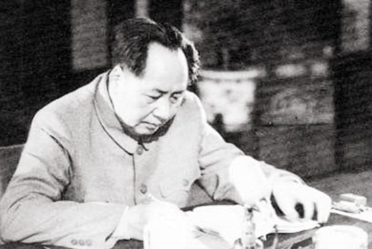 毛主席与毛岸青同住北京，却多次拒绝与儿子见面：我想见但不敢见