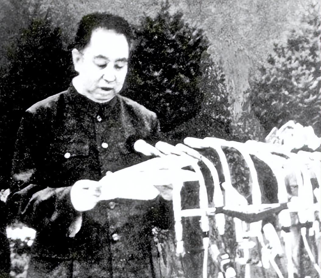 毛主席逝世后，汪东兴连看三遍悼词提出一条建议，华国锋：同意