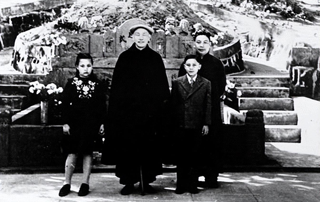 蒋介石败退台湾前，族长问他何时再回来，蒋伸出三根手指，何意？