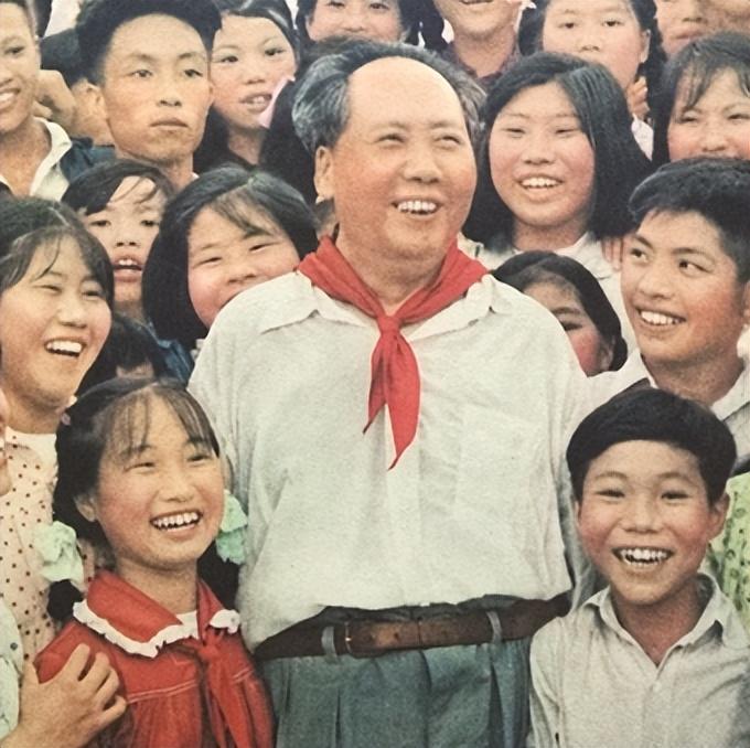 1959年，在韶山和毛主席合照的“金童玉女”，长大后成为了夫妻