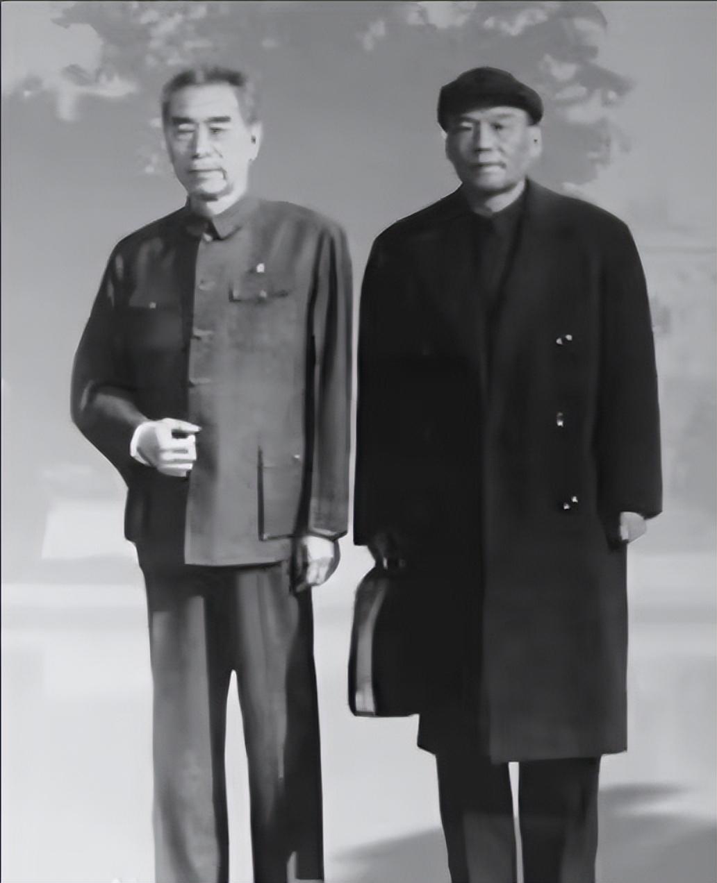 1949年周总理宴请原国民党高级将领，席间指着一人：我公开个秘密