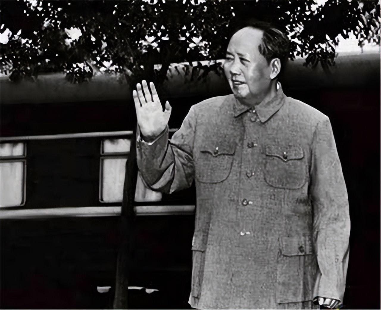 1956年毛主席视察武汉，特意见一老汉，开玩笑道：皮鞋擦得真亮啊
