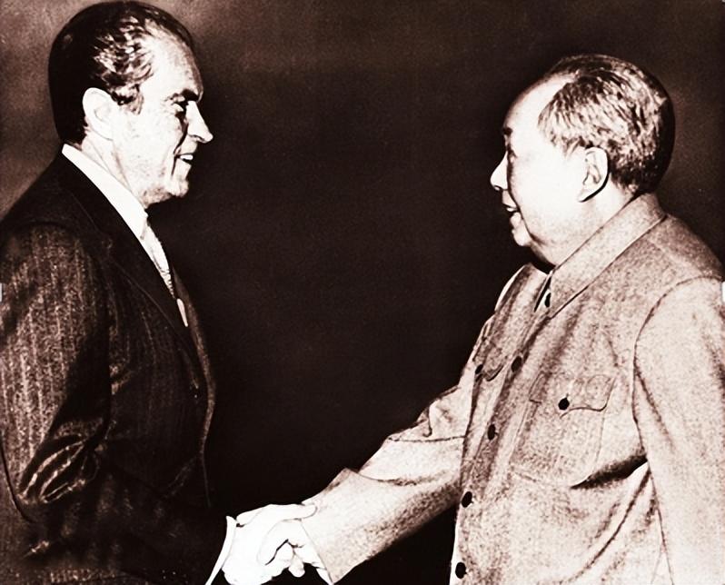 对于台湾问题，1977年邓小平曾霸气警告美国：你们只有两个选择